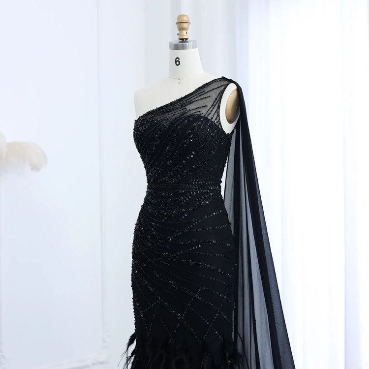 Vestido de Festa Luxo Decorado em Cristais e Plumas com Alça Assimétrica