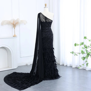 Vestido de Festa Luxo Decorado em Cristais e Plumas com Alça Assimétrica