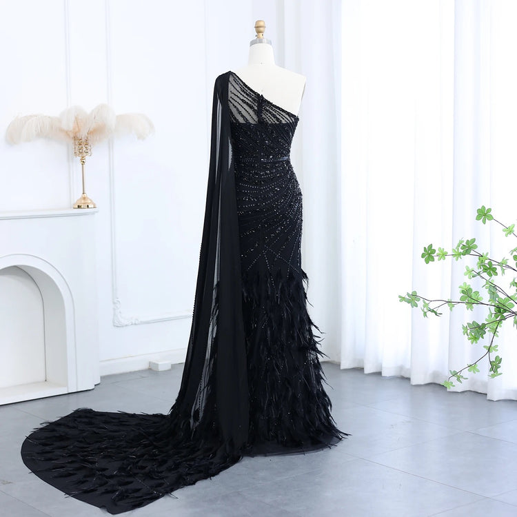 Vestido de Festa Luxo Decorado em Cristais e Plumas com Alça Assimétrica
