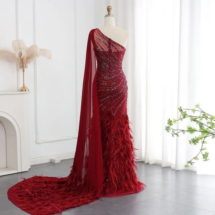 Vestido de Festa Luxo Decorado em Cristais e Plumas com Alça Assimétrica