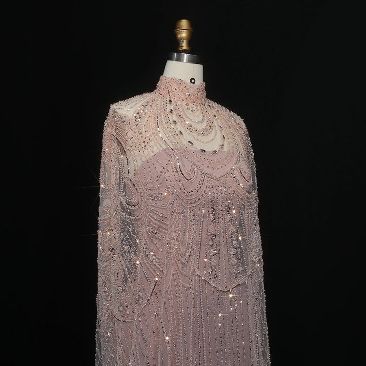 Vestido de Festa Luxuoso Completamente Coberto com Capa Decorada em Pedrarias