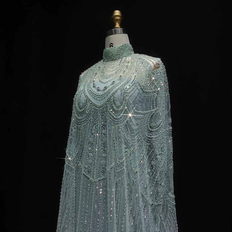 Vestido de Festa Luxuoso Completamente Coberto com Capa Decorada em Pedrarias