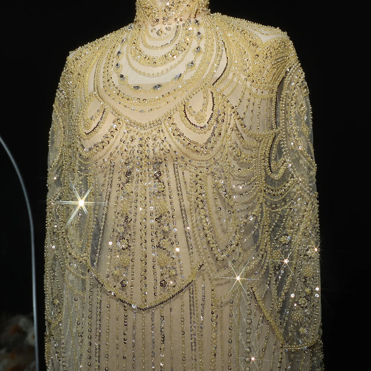 Vestido de Festa Luxuoso Completamente Coberto com Capa Decorada em Pedrarias