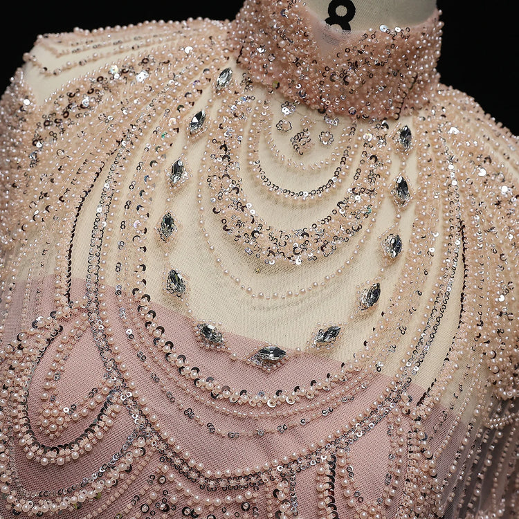 Vestido de Festa Luxuoso Completamente Coberto com Capa Decorada em Pedrarias
