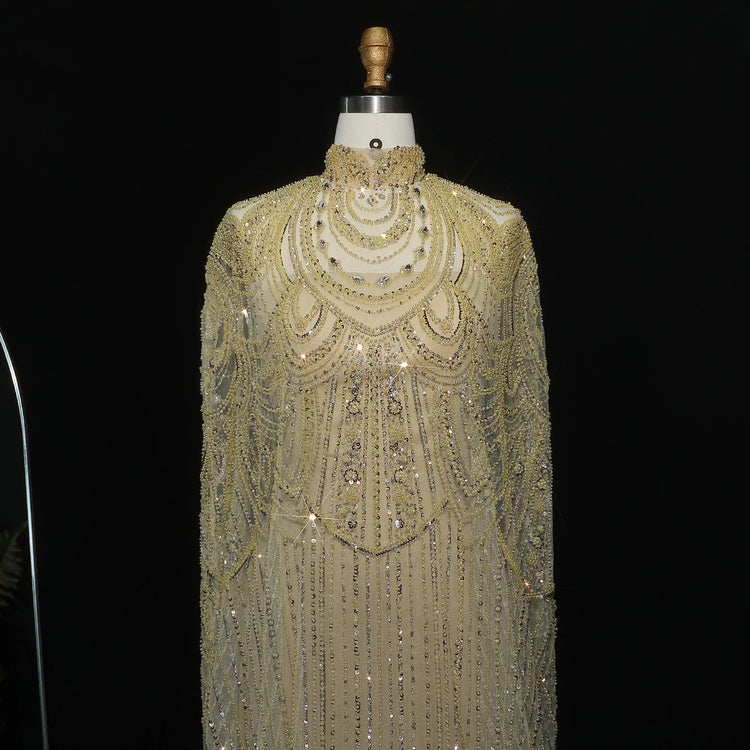 Vestido de Festa Luxuoso Completamente Coberto com Capa Decorada em Pedrarias