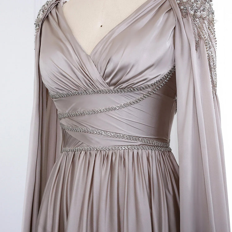 Vestido de Festa Luxo em Cetim e Capa Decorada com Cristais