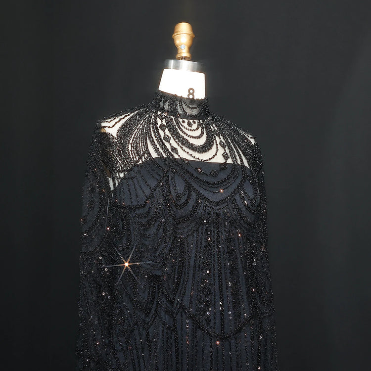 Vestido de Festa Luxuoso Completamente Coberto com Capa Decorada em Pedrarias