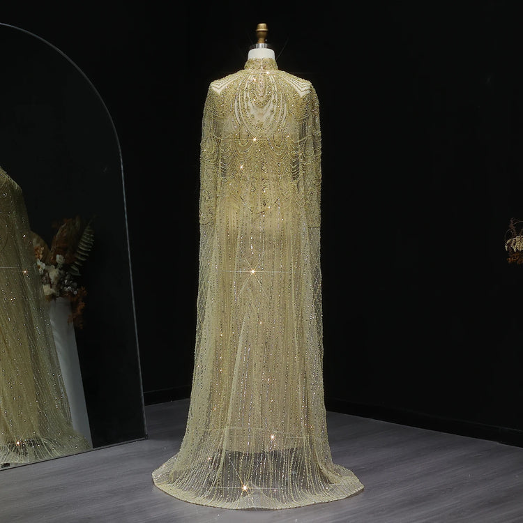 Vestido de Festa Luxuoso Completamente Coberto com Capa Decorada em Pedrarias