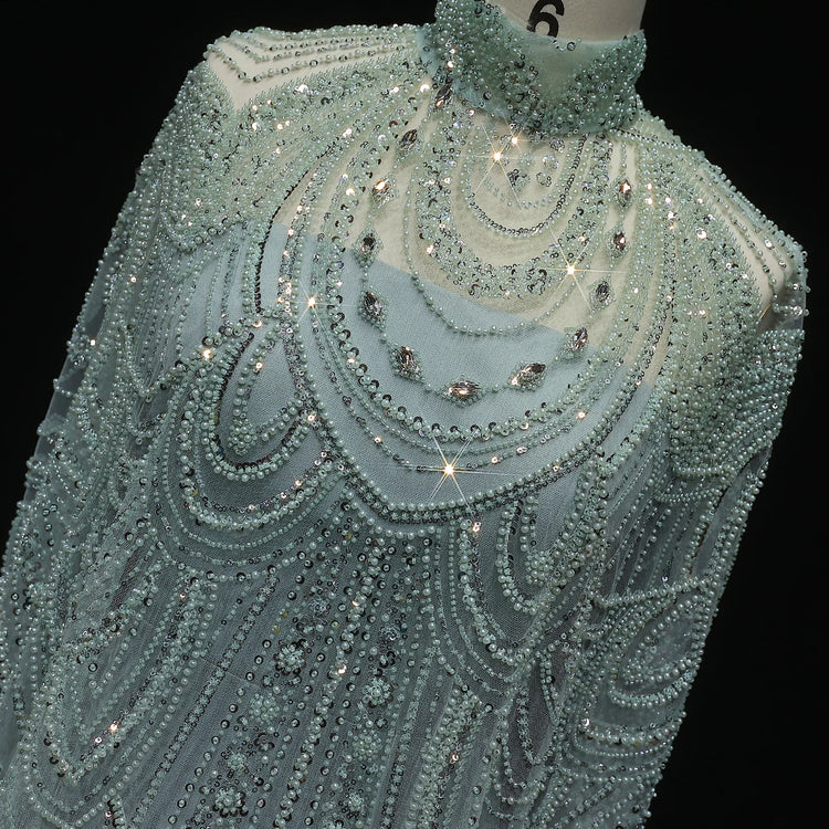 Vestido de Festa Luxuoso Completamente Coberto com Capa Decorada em Pedrarias