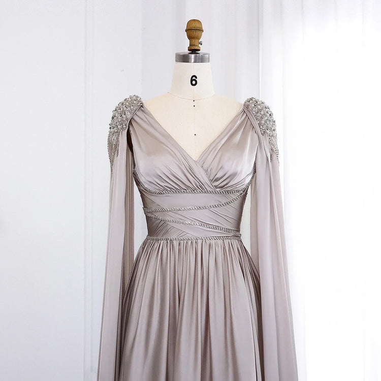 Vestido de Festa Luxo em Cetim e Capa Decorada com Cristais