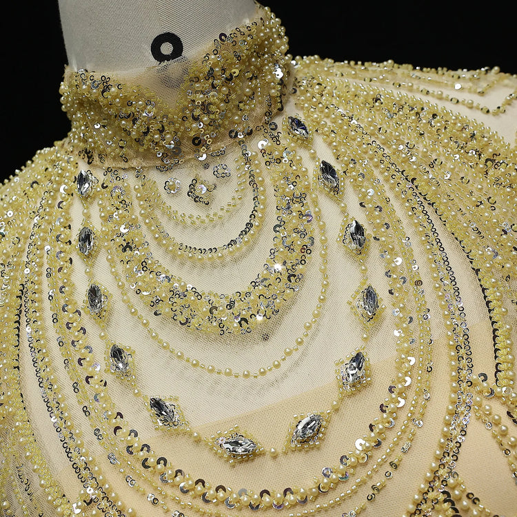 Vestido de Festa Luxuoso Completamente Coberto com Capa Decorada em Pedrarias