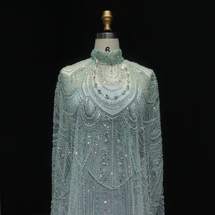 Vestido de Festa Luxuoso Completamente Coberto com Capa Decorada em Pedrarias