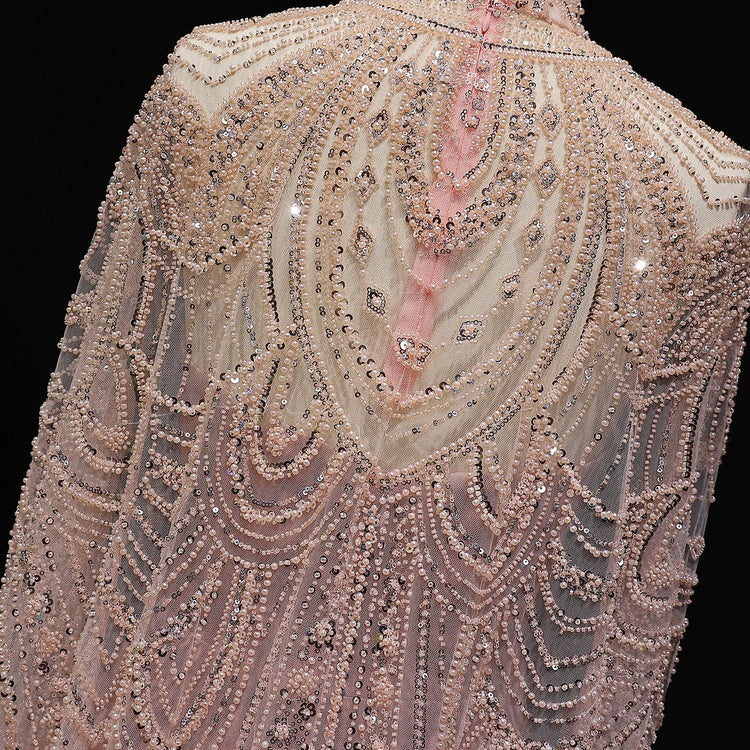 Vestido de Festa Luxuoso Completamente Coberto com Capa Decorada em Pedrarias