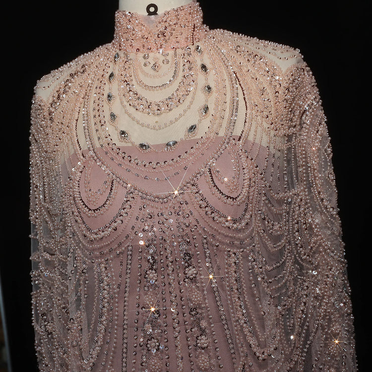 Vestido de Festa Luxuoso Completamente Coberto com Capa Decorada em Pedrarias