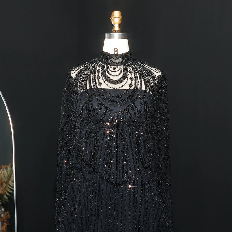 Vestido de Festa Luxuoso Completamente Coberto com Capa Decorada em Pedrarias