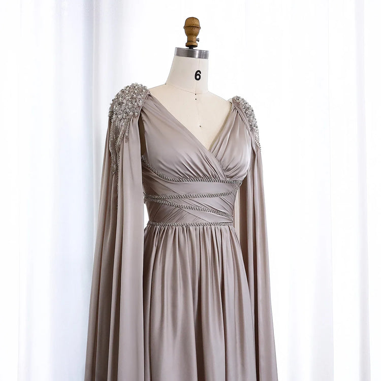 Vestido de Festa Luxo em Cetim e Capa Decorada com Cristais