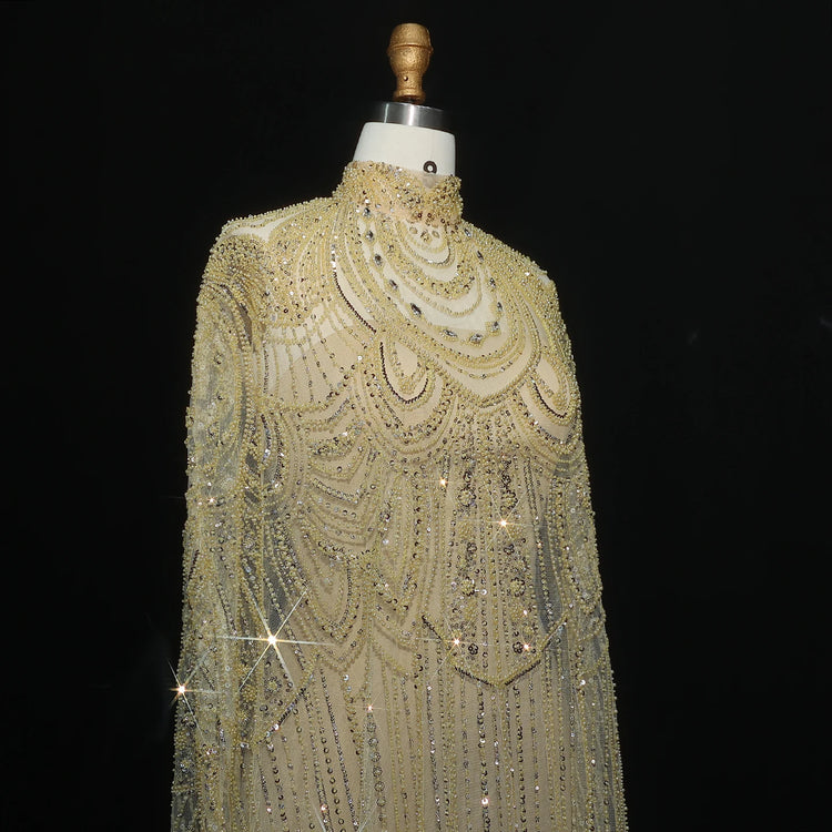 Vestido de Festa Luxuoso Completamente Coberto com Capa Decorada em Pedrarias