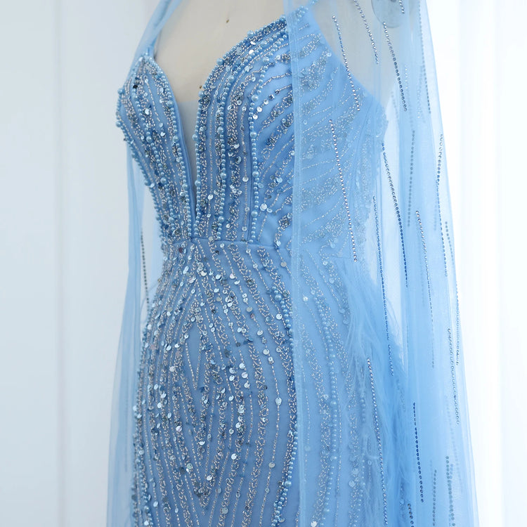 Vestido de Festa Sereia com Plumas e Decote em Renda