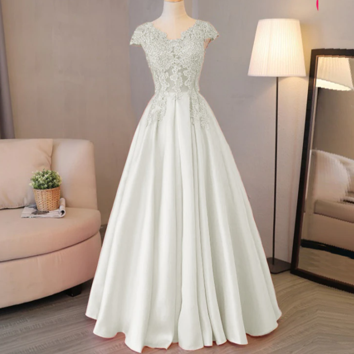 Vestido de Festa Longo em Cetim Decorado com Cristais (Pronta Entrega)