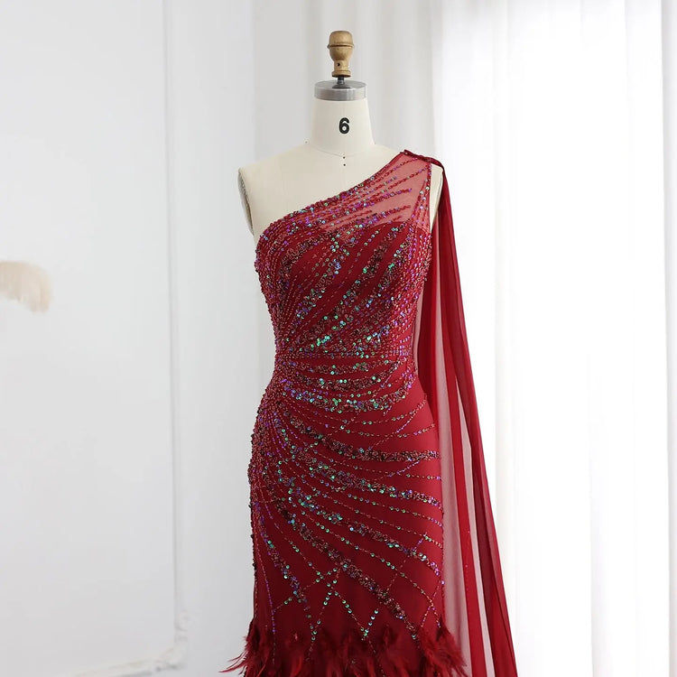 Vestido de Festa Luxo Decorado em Cristais e Plumas com Alça Assimétrica