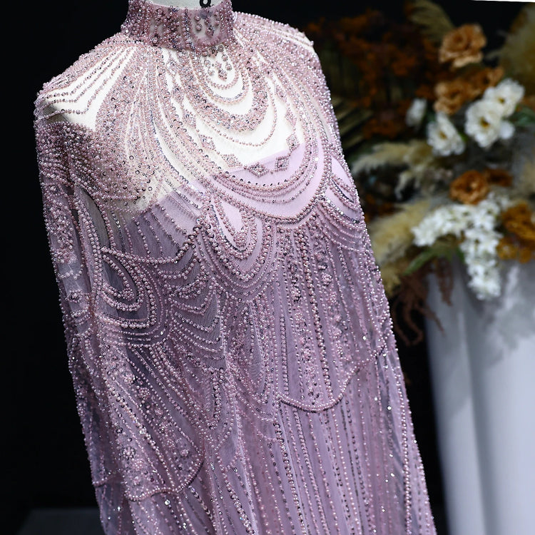 Vestido de Festa Luxuoso Completamente Coberto com Capa Decorada em Pedrarias