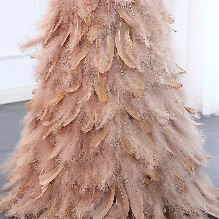 Vestido de Festa Longo com Manga Longa e Detalhes em Plumas Champanhe