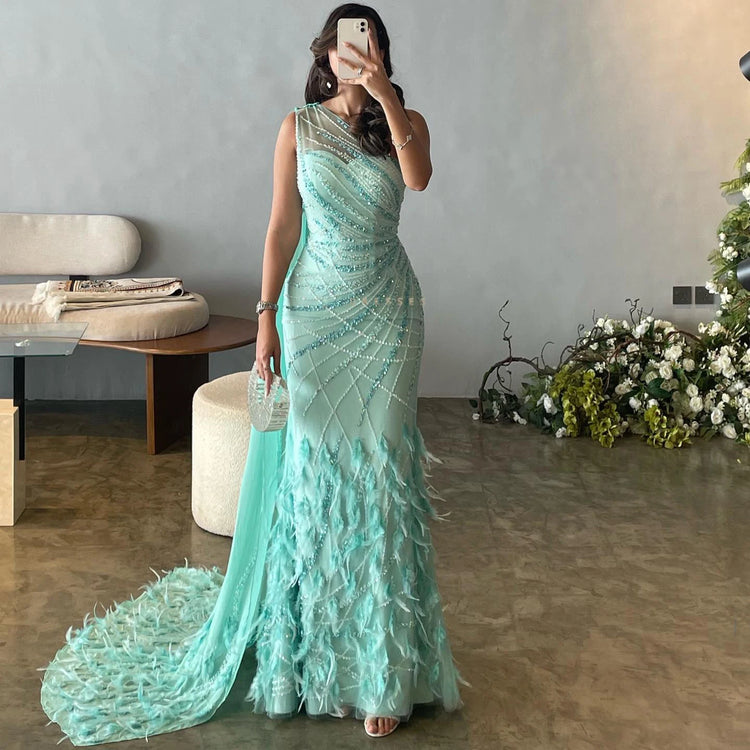 Vestido de Festa Luxo Decorado em Cristais e Plumas com Alça Assimétrica