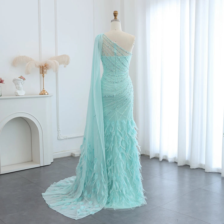Vestido de Festa Luxo Decorado em Cristais e Plumas com Alça Assimétrica