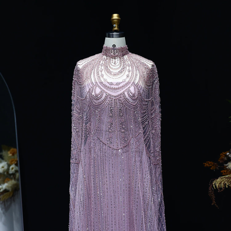 Vestido de Festa Luxuoso Completamente Coberto com Capa Decorada em Pedrarias
