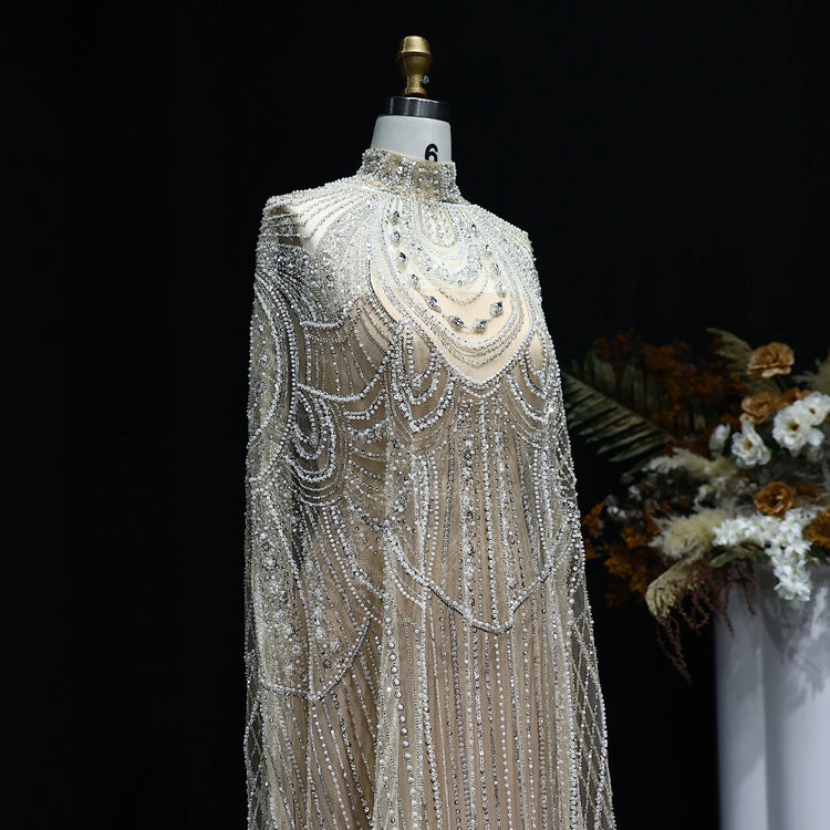 Vestido de Festa Luxuoso Completamente Coberto com Capa Decorada em Pedrarias