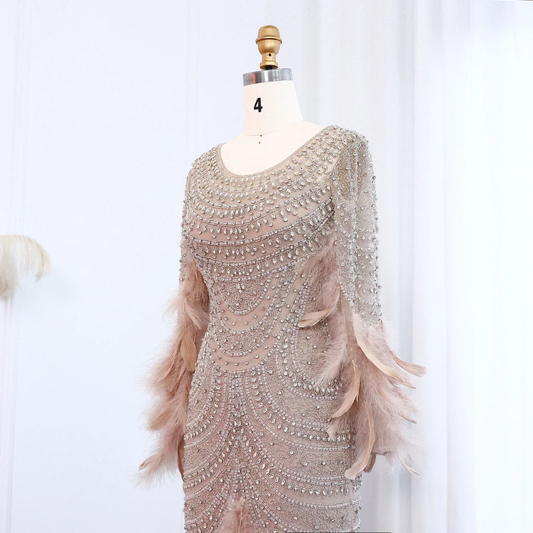 Vestido de Festa Longo com Manga Longa e Detalhes em Plumas Champanhe