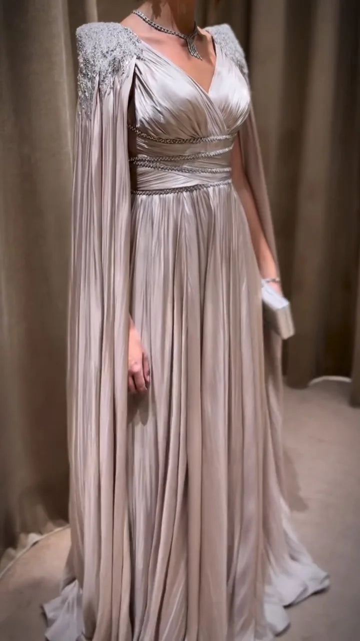 Vestido de Festa Luxo em Cetim e Capa Decorada com Cristais