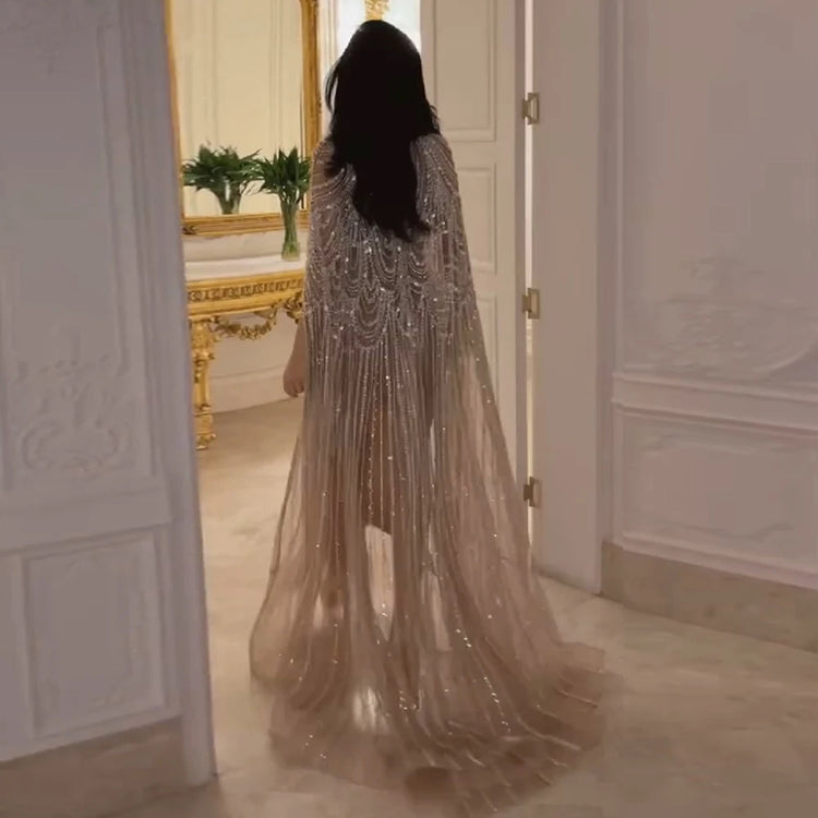 Vestido de Festa Luxuoso Completamente Coberto com Capa Decorada em Pedrarias