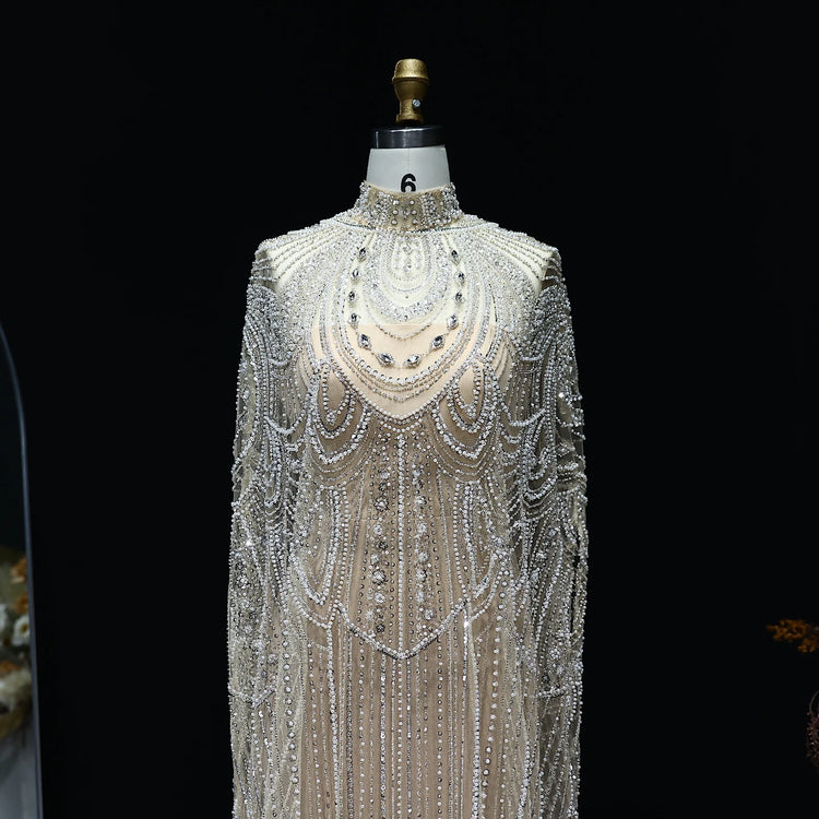 Vestido de Festa Luxuoso Completamente Coberto com Capa Decorada em Pedrarias