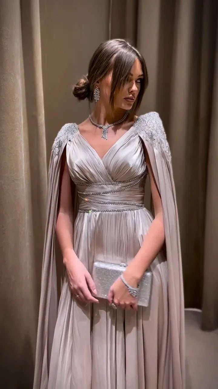 Vestido de Festa Luxo em Cetim e Capa Decorada com Cristais