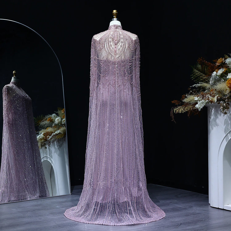 Vestido de Festa Luxuoso Completamente Coberto com Capa Decorada em Pedrarias