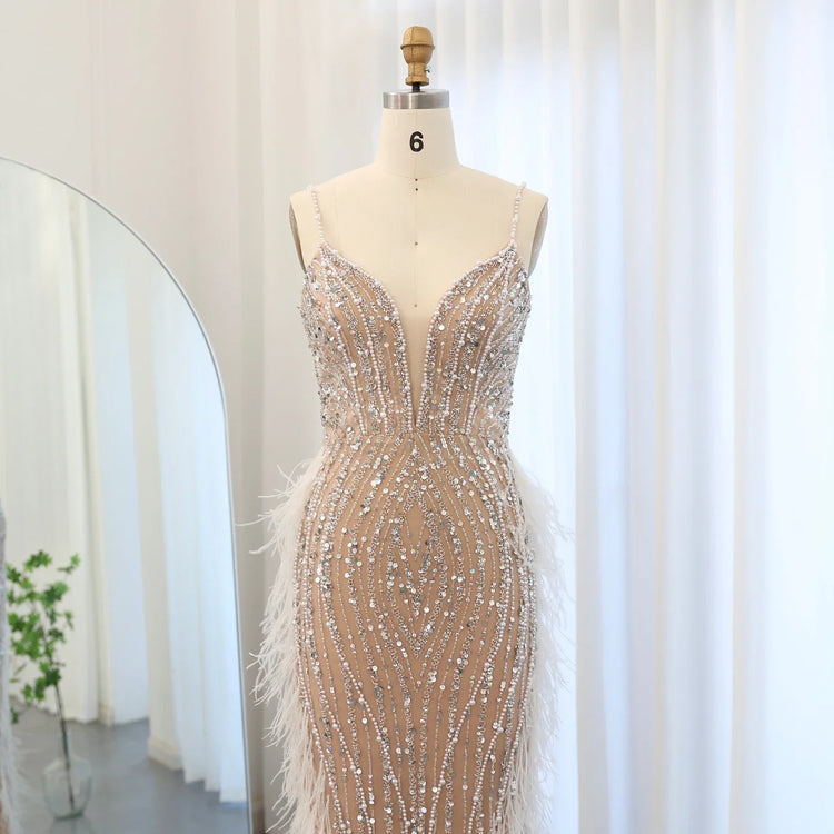 Vestido de Festa Sereia com Plumas e Decote em Renda