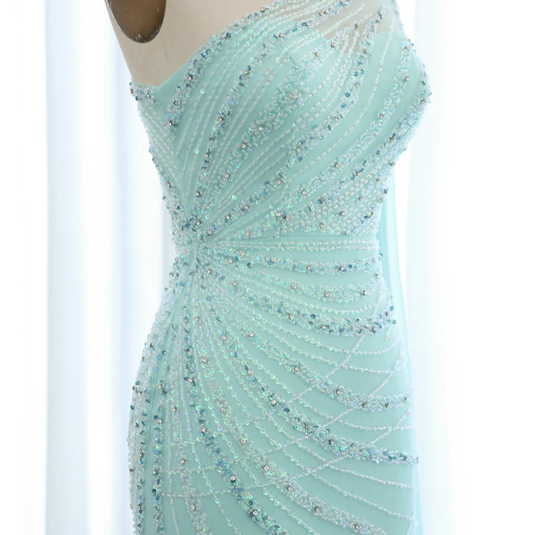 Vestido de Festa Luxo Decorado em Cristais e Plumas com Alça Assimétrica