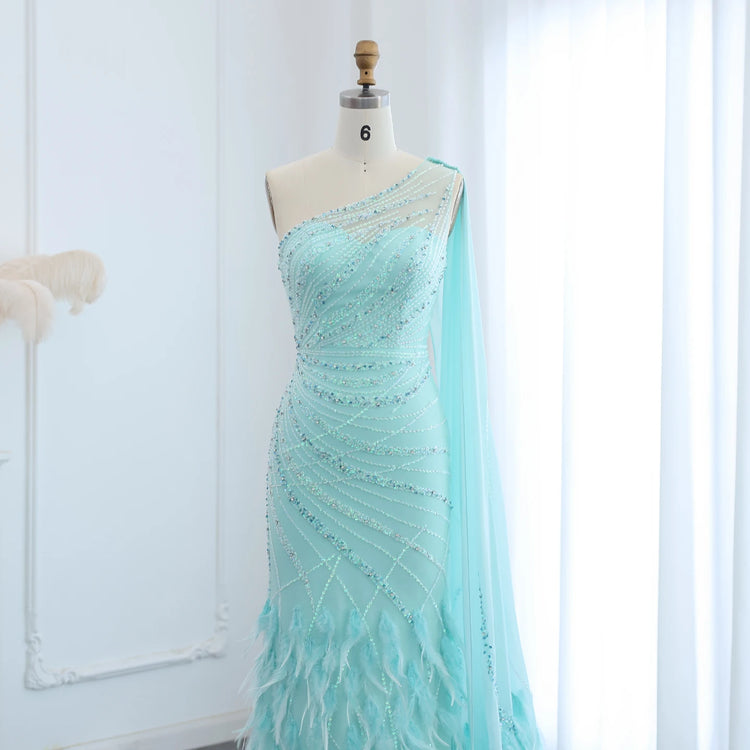 Vestido de Festa Luxo Decorado em Cristais e Plumas com Alça Assimétrica