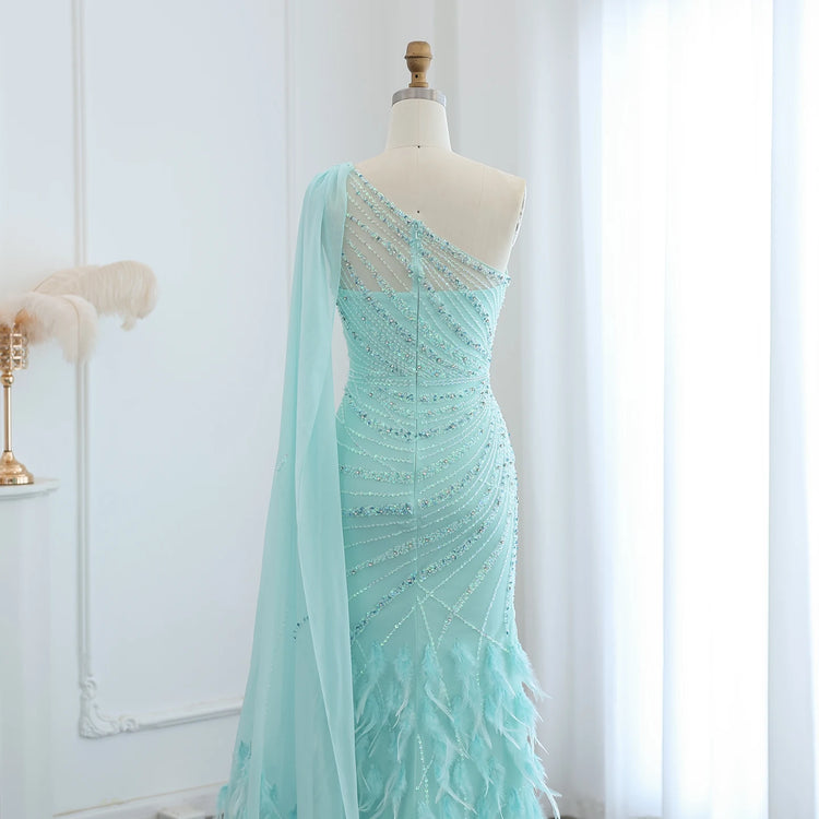 Vestido de Festa Luxo Decorado em Cristais e Plumas com Alça Assimétrica