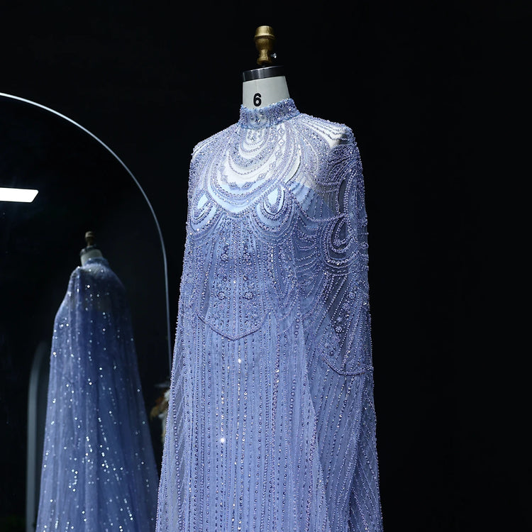 Vestido de Festa Luxuoso Completamente Coberto com Capa Decorada em Pedrarias