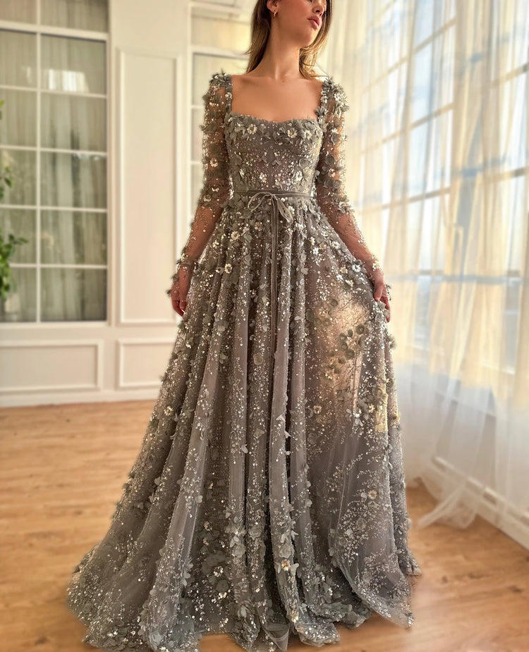 Vestido de Festa Longo Romântico Todo Decorado em Flores e Pedraria