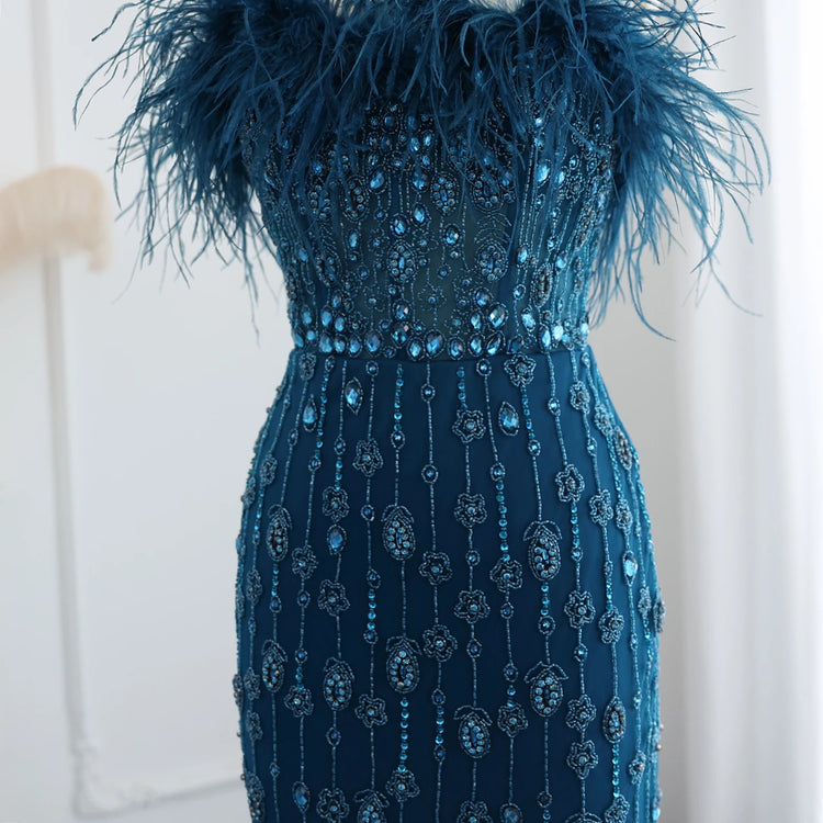 Vestido de Festa Bordado Longo com Plumas e Abertura Lateral