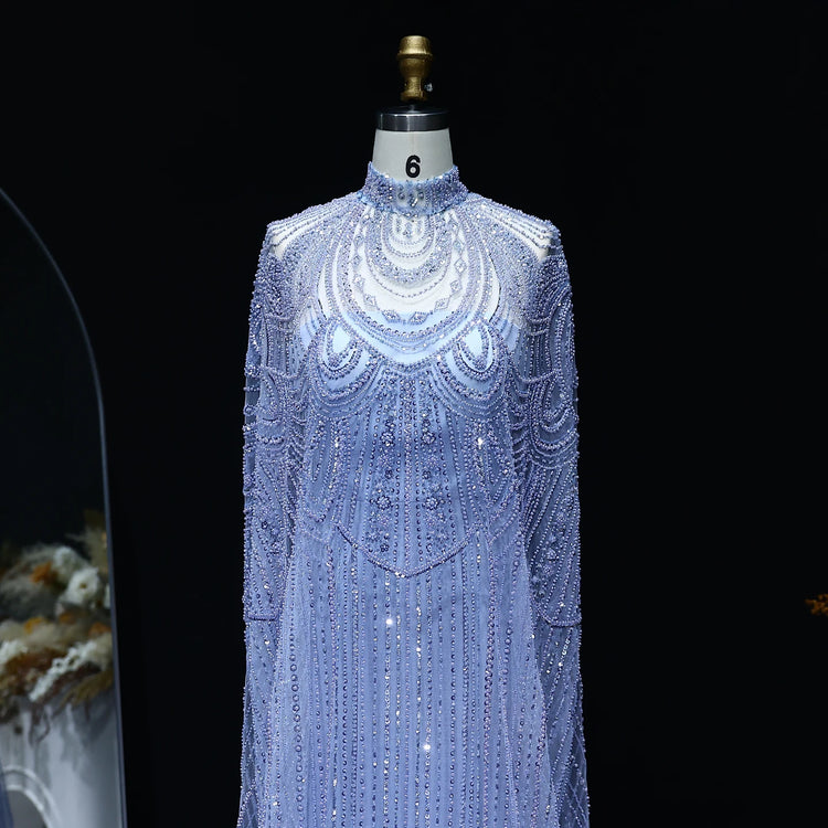 Vestido de Festa Luxuoso Completamente Coberto com Capa Decorada em Pedrarias
