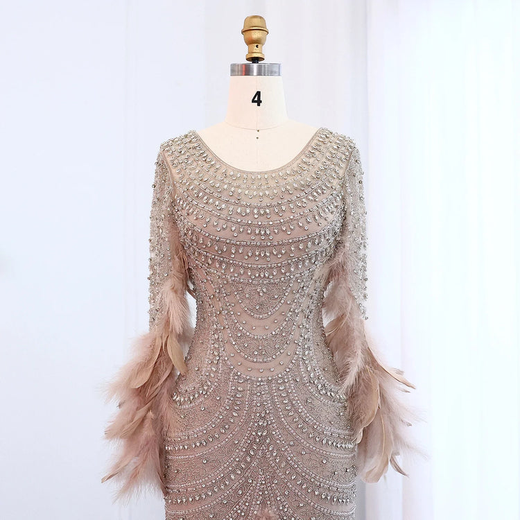 Vestido de Festa Longo com Manga Longa e Detalhes em Plumas Champanhe