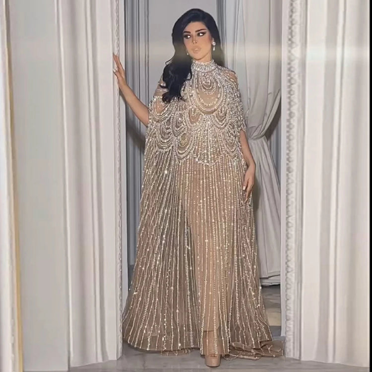 Vestido de Festa Luxuoso Completamente Coberto com Capa Decorada em Pedrarias