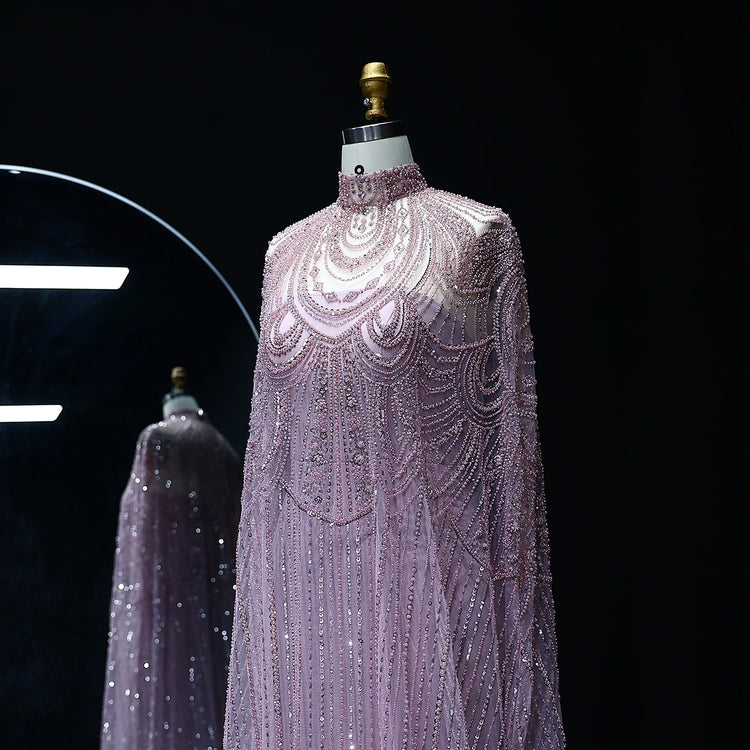 Vestido de Festa Luxuoso Completamente Coberto com Capa Decorada em Pedrarias