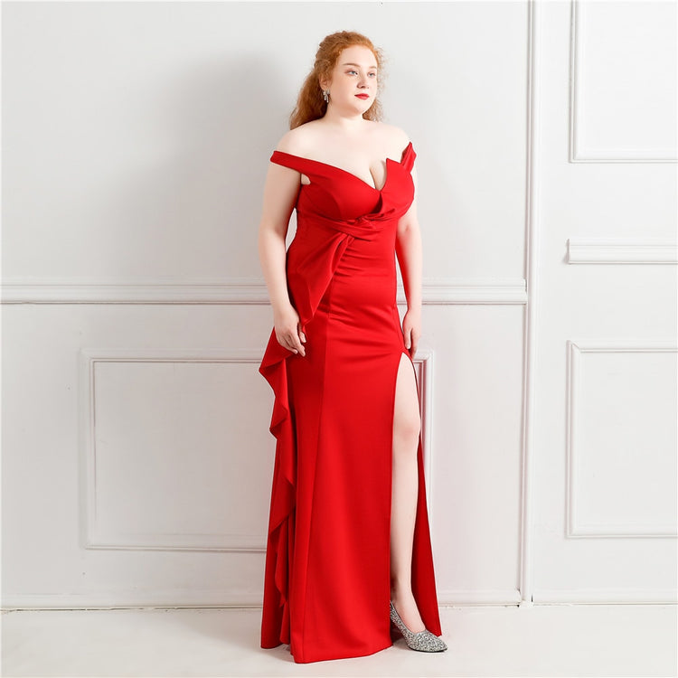 Vestido Plus Size com Abertura Lateral e Decote Vermelho