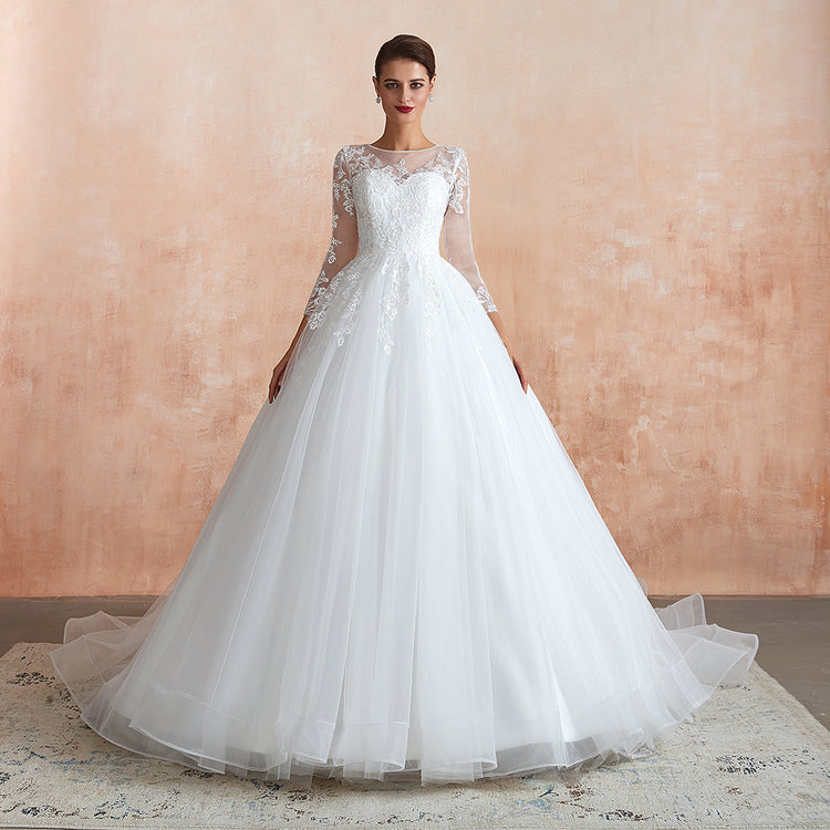 Vestido de Noiva Confeccionado com Camadas de Tule e Manga Longa