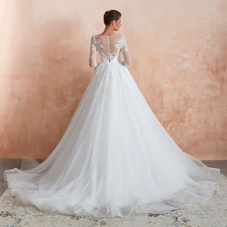 Vestido de Noiva Confeccionado com Camadas de Tule e Manga Longa